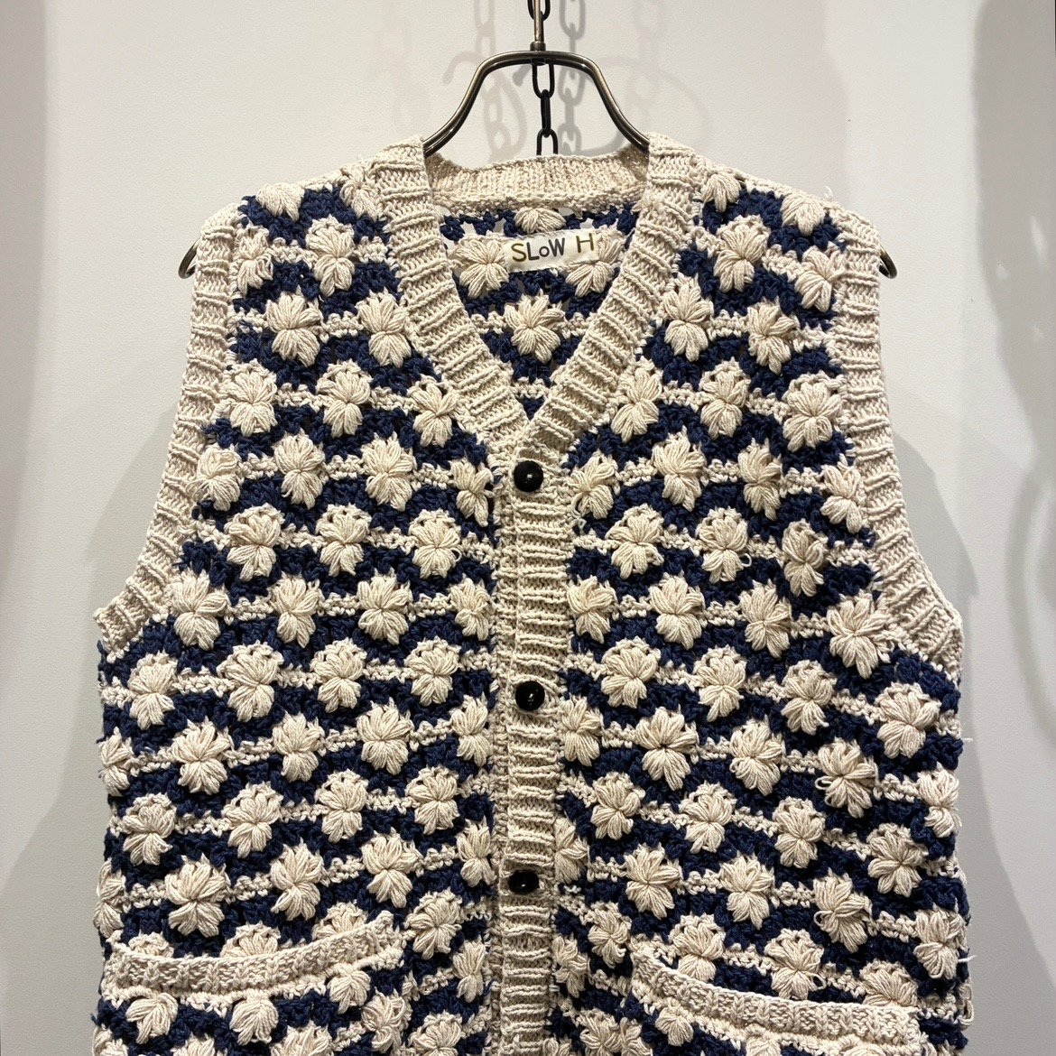 ソ*ル様 新品‼︎ Slow H スローハンズ ケーブル編み ニットベスト ネイ SLOW HANDS（スローハンズ） Cotton Crochet Knit Vest （コ