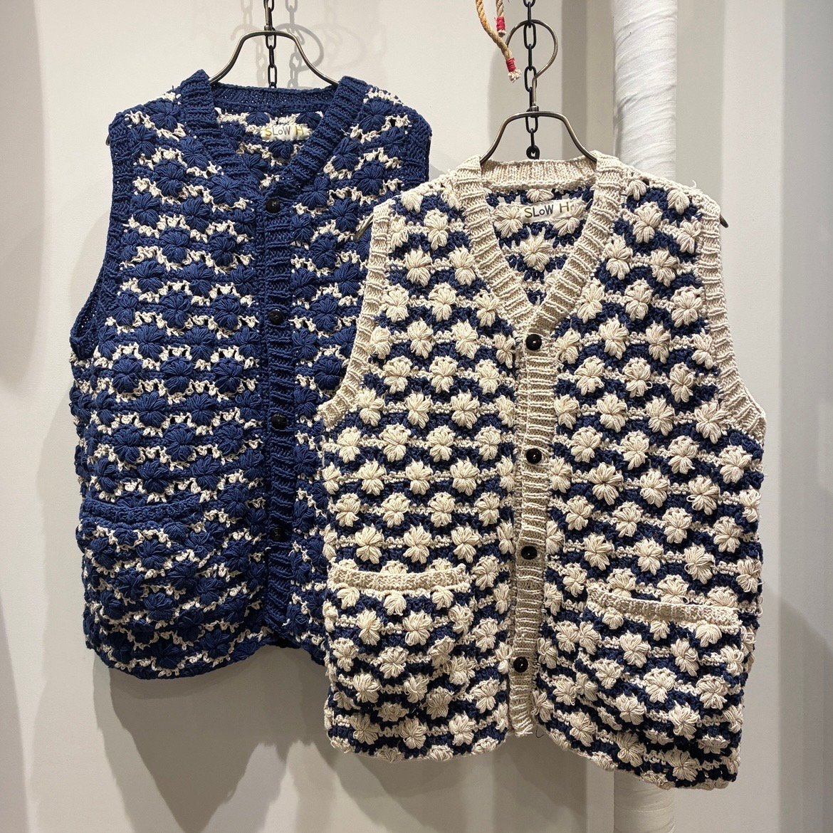 ソ*ル様 新品‼︎ Slow H スローハンズ ケーブル編み ニットベスト ネイ SLOW HANDS（スローハンズ） Cotton Crochet Knit Vest （コ