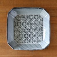 七宝模様　隅切り７寸皿（グレー）
