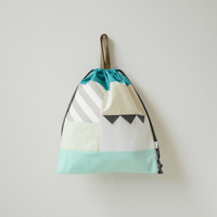 patchwork お着替え巾着(持ち手付き）ターコイズ×グレーストライプ