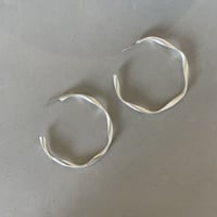 捻りフープピアス