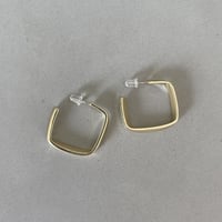 四角ピアス