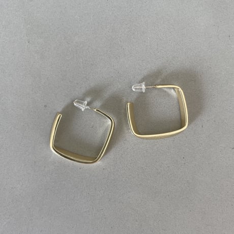 四角ピアス