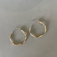 捻りフープピアス