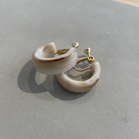アクリルC型イヤリング