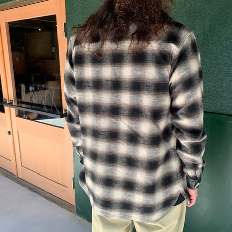 バイクとか乗ってそうな人が着てそうなシャツ