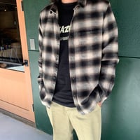 バイクとか乗ってそうな人が着てそうなシャツ