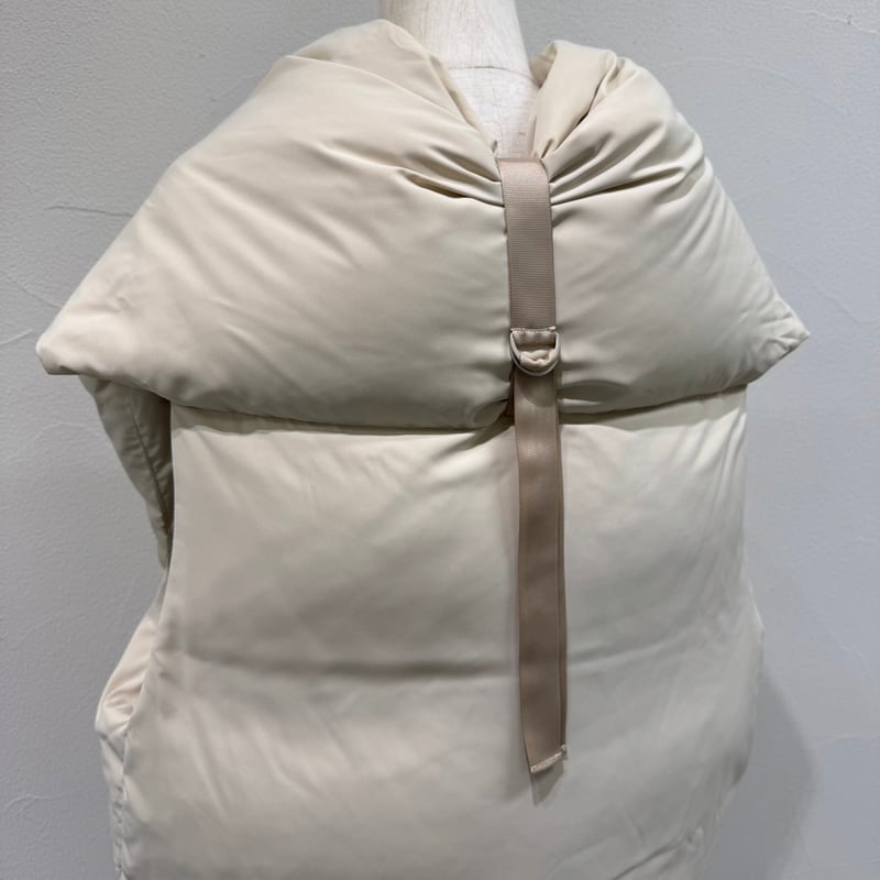 美品　TOKUKO1erVOL ダウンベスト　刺繍プリント　孔雀　9号　トクコ 美品 TOKUKO1erVOL ダウンベスト 刺繍プリント 孔雀 9号 トクコ