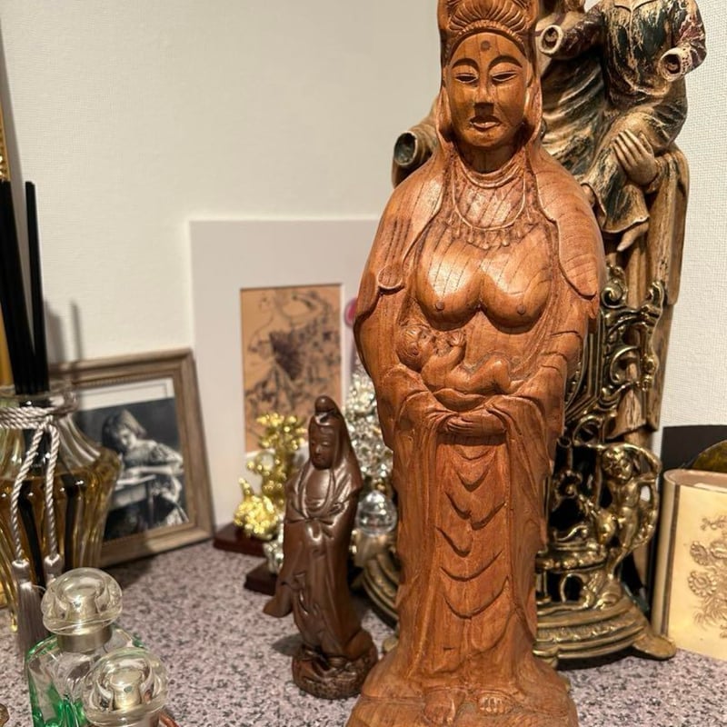 【フォロー割・新品】 子安鬼子母神　木地彫り　下台付　高さ約13cm　鬼子母神 子安鬼子母神 木地彫 総高さ約13㎝ 仏像 木彫仏像