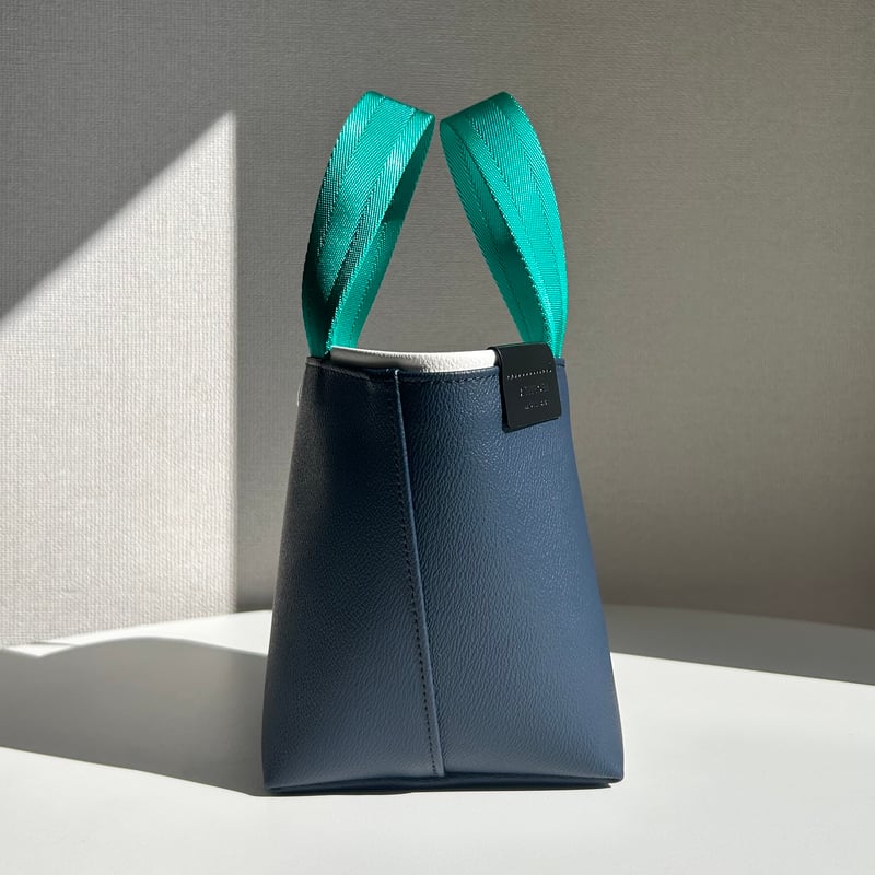 BERTHA 特別カラー【本体：ネイビー / ライン：オフホワイト