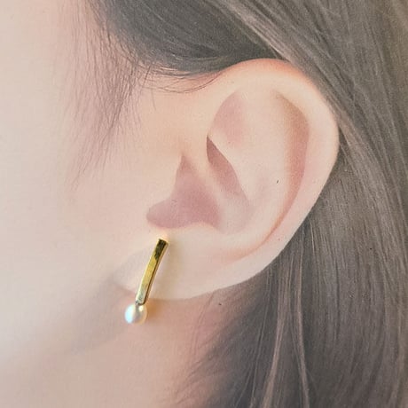 p591 パール付き真鍮カーブ2wayピアス