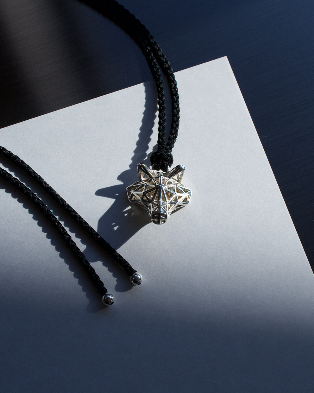 Wolf mesh silk cord necklace | Grayscale