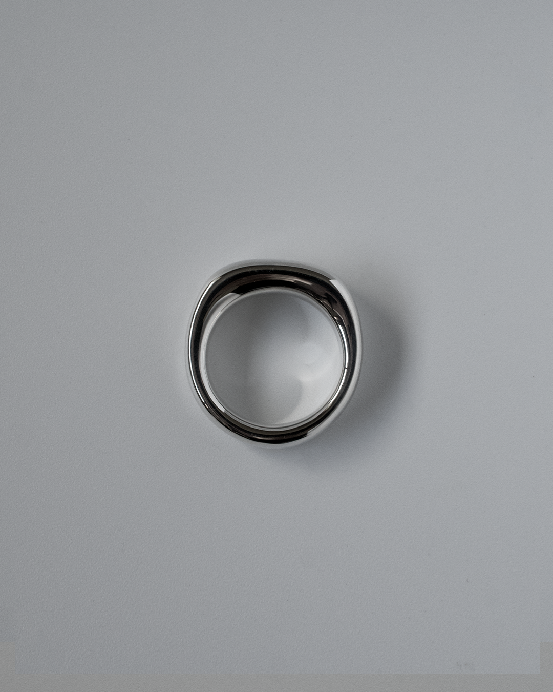 ☆韓国の人気☆【ille lan】☆P.D.L Mirror Earrin.g(925)☆ Oval Ring - r0028 | Grayscale