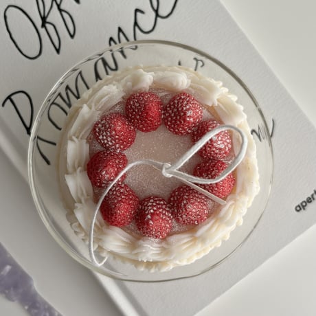 white berry cake candle