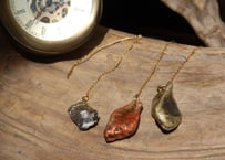 ◇煌きの欠片◇揺れる煌破石の片耳ピアス【金】