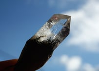 【吊るし水晶の実のアミュレット】雪山を閉じ込めたかのような水晶とアメジスト