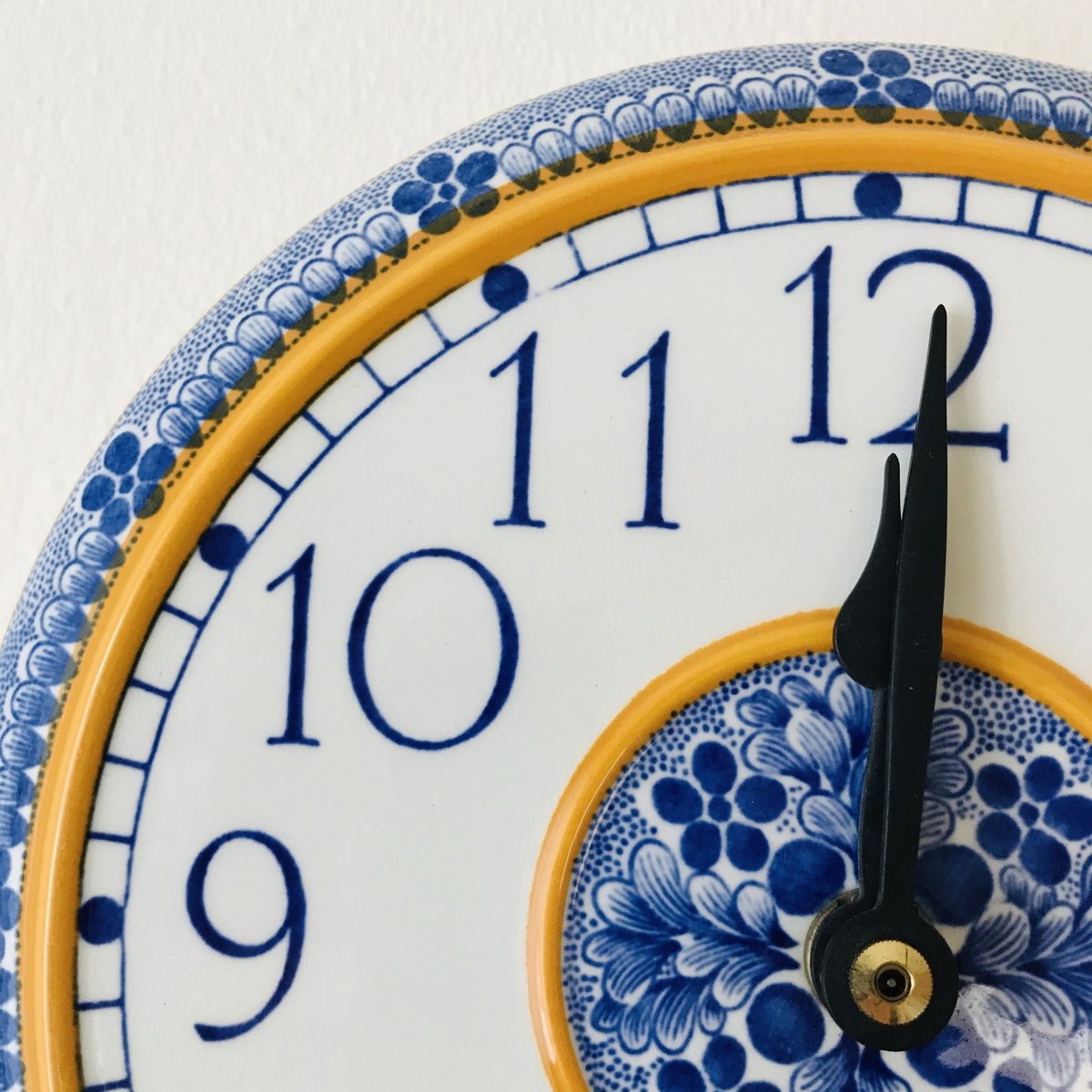 ブルー × イエロー 壁掛け時計《Rorstrand》 | sugallery