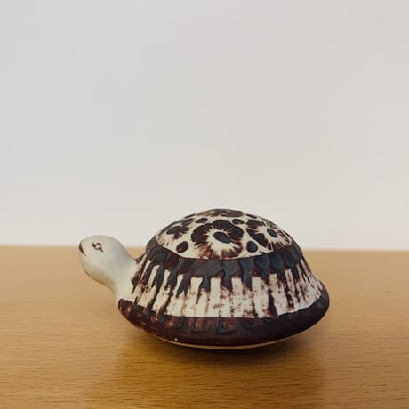 【Lisa Larson / リサラーソン】小さな切れ長の目のカメ《Gustavsberg》