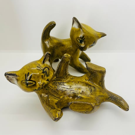 【Dorothy Clough】黄色いじゃれネコ 《Upsala Ekeby》