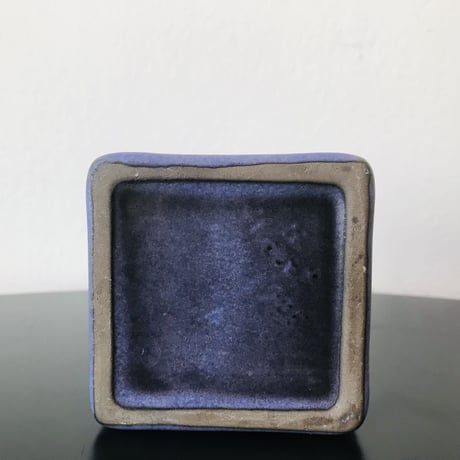 《Uppsala Ekeby》キューブ型フラワーベース 　パープルＳ　【Goran Andersson】