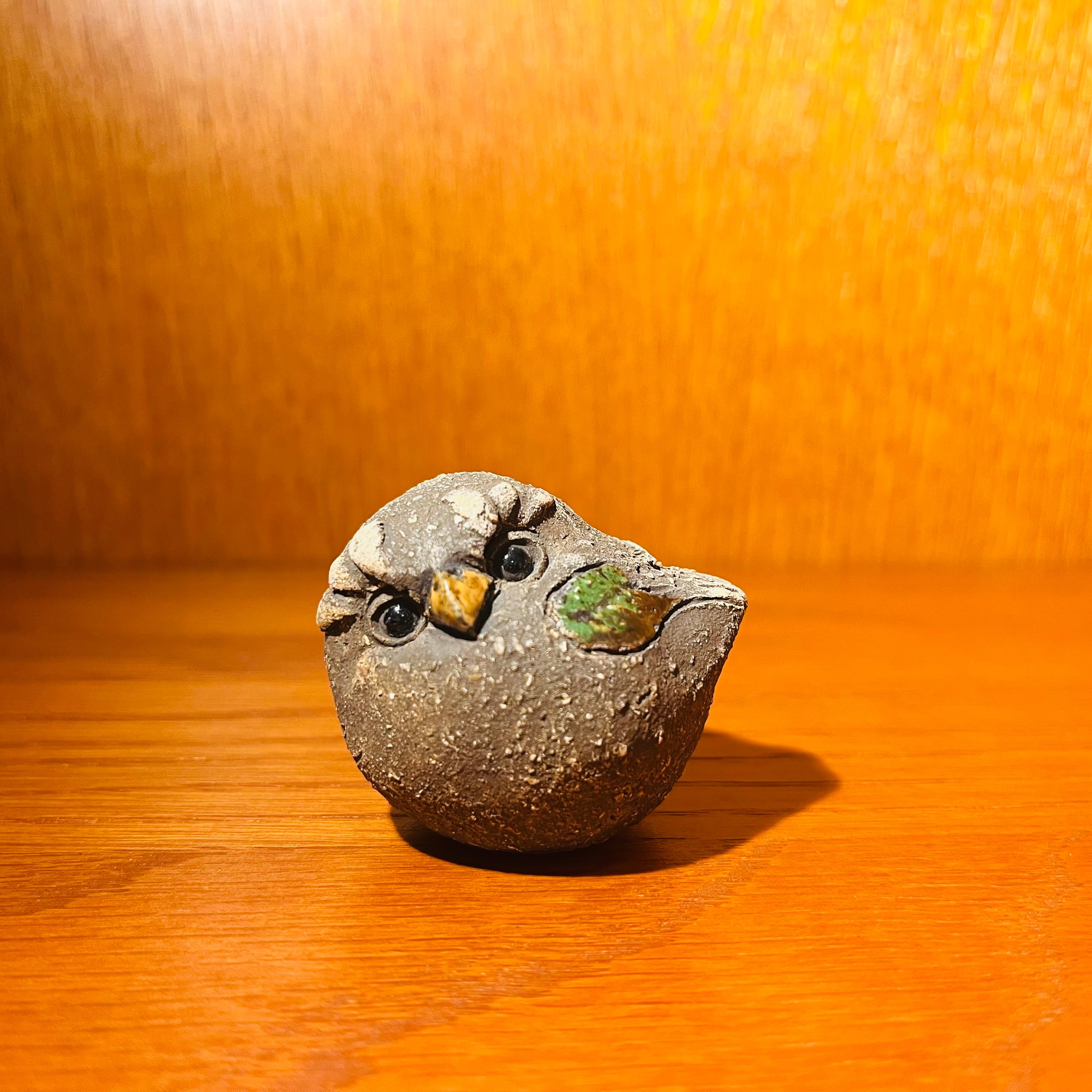 陶器製 鳥の置物／金彩・花木装飾・羽根細工 Hannes Johansson】緑の羽根の左向き鳥 | sugallery