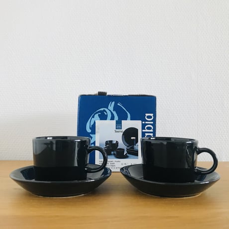 《ARABIA》Teema ブラック 箱付きコーヒーカップ＆ソーサー２客セット【廃盤品】
