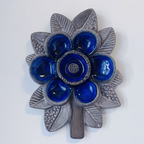 【Irma Yourstone/ イルマ・ユアストン】ネイビーのお花の陶板《Upsala  Ekeby》