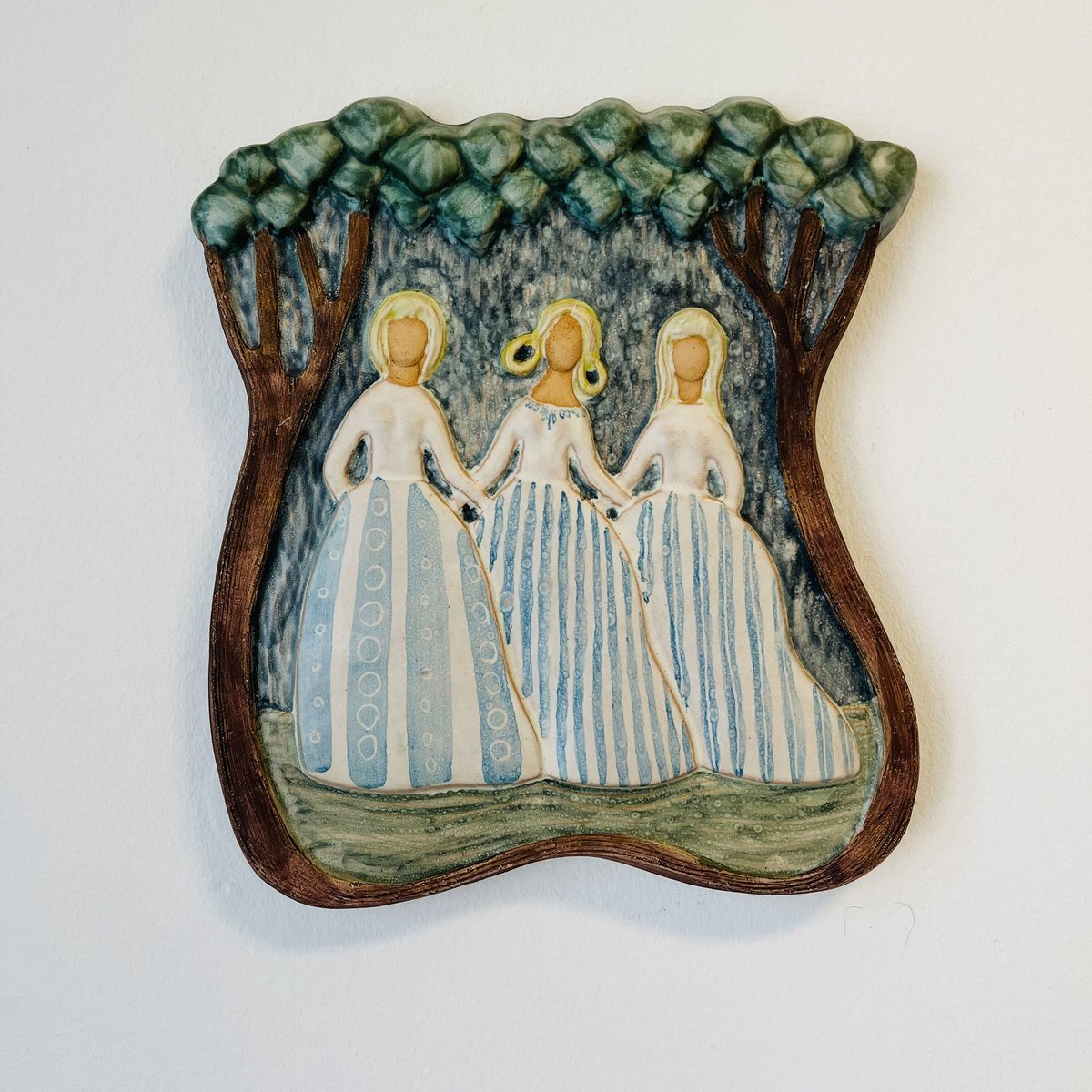 森の中の3人の女の子の陶板【Irma Yourstone】 | sugallery