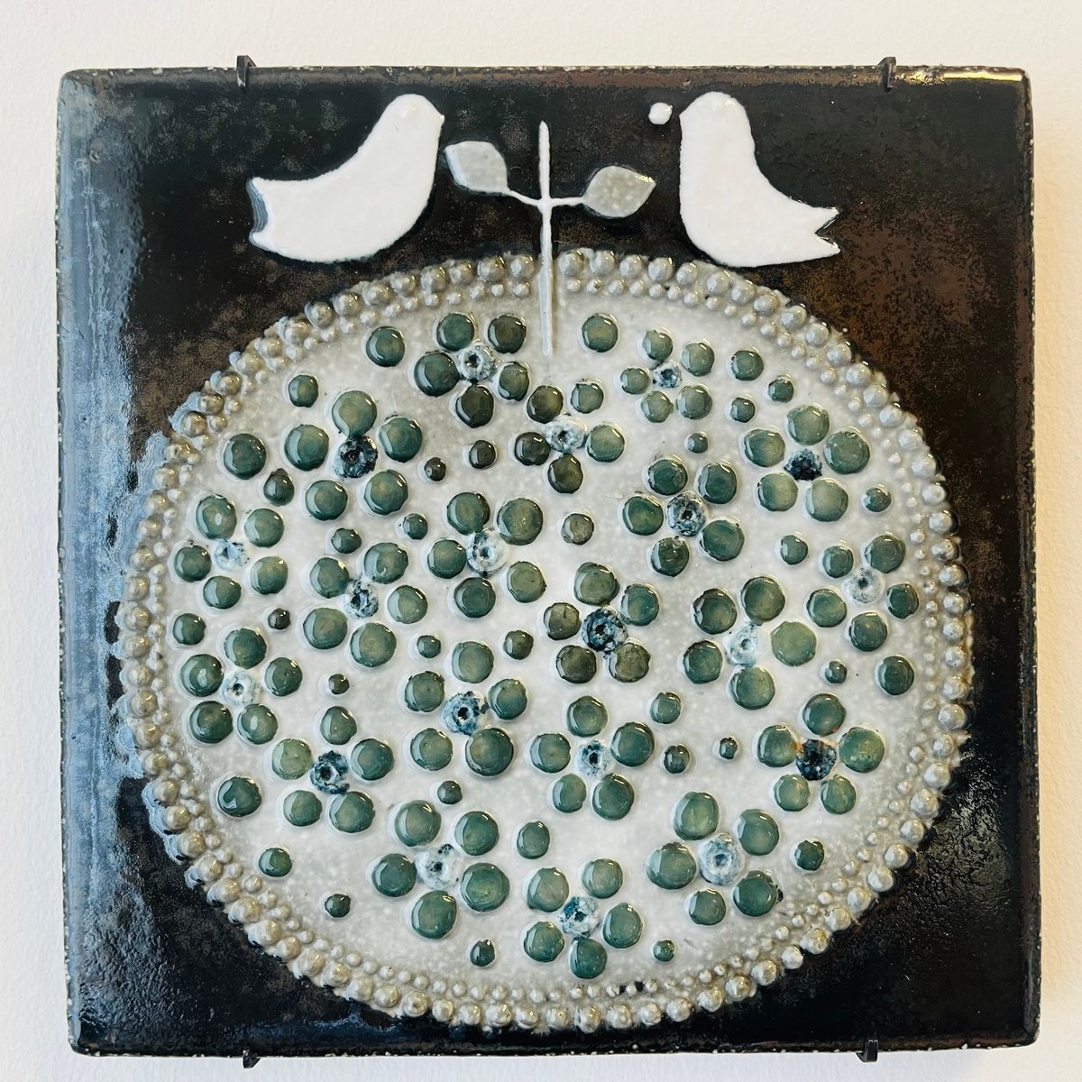 Sylvia Leuchovius 鳥がモチーフの陶版　北欧　ビンテージ Sylvia leuchovius 】鳥と果実の陶板《Rörstrand》 | sugallery