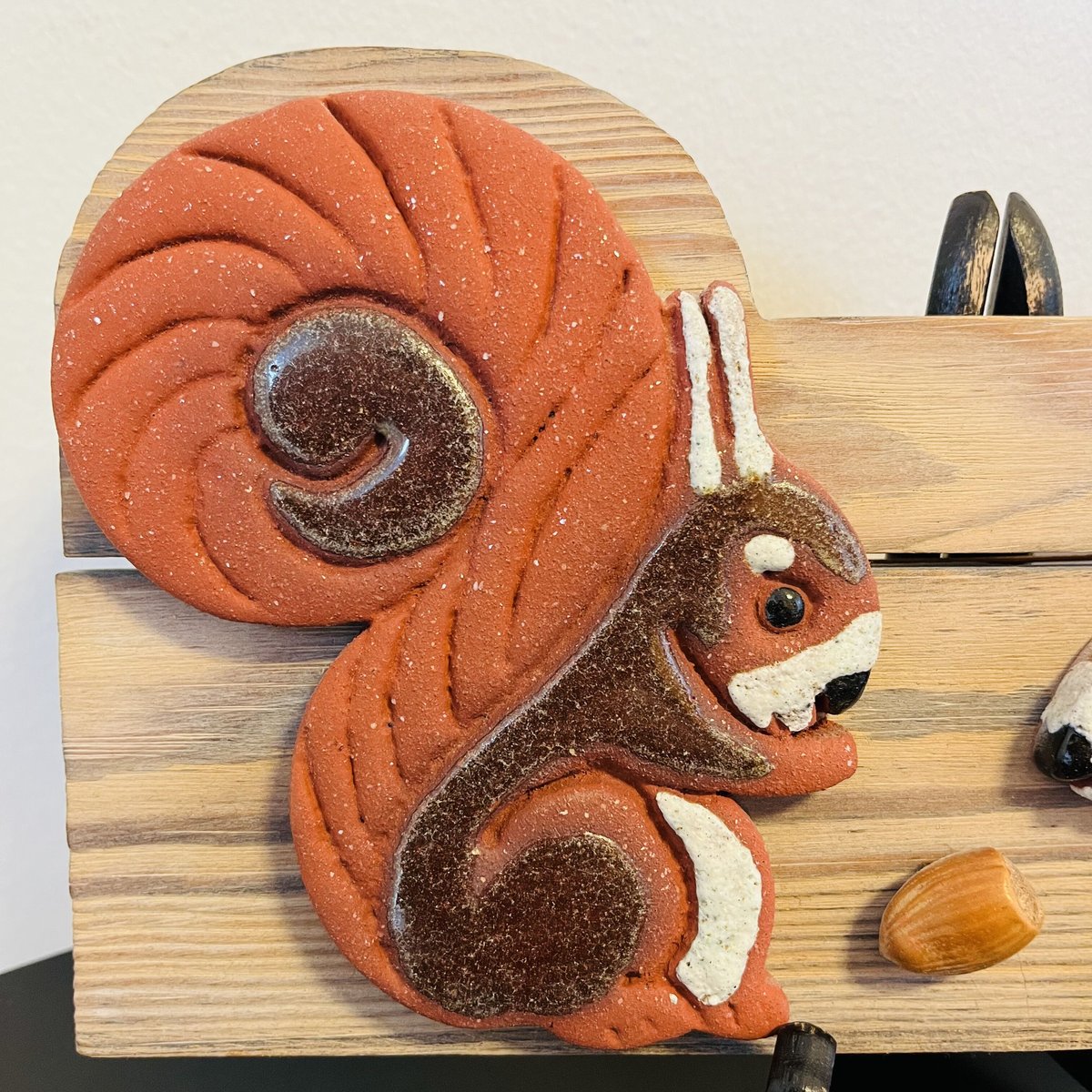 NITTSJO リス陶板　トーマスヘルストロム　Thomas Hellstrom 松の木とリスの陶板 / Thomas Hellström・トーマスヘルストロム