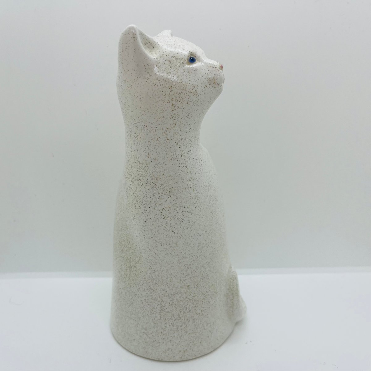 IDEE 秋山花 アート 琉球ガラス 白鳥 猫 フラワーベース Vallis Keramik 》 白猫のフラワーベース | sugallery
