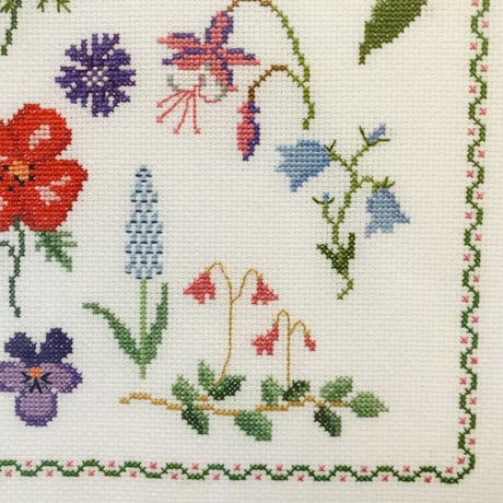 スウェーデンのボタニカル刺繍