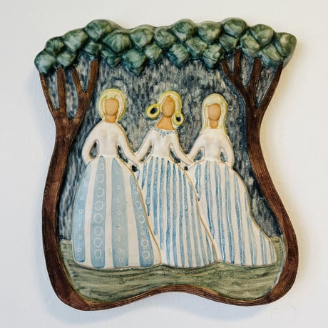 森の中の３人の女の子の陶板【Irma Yourstone】