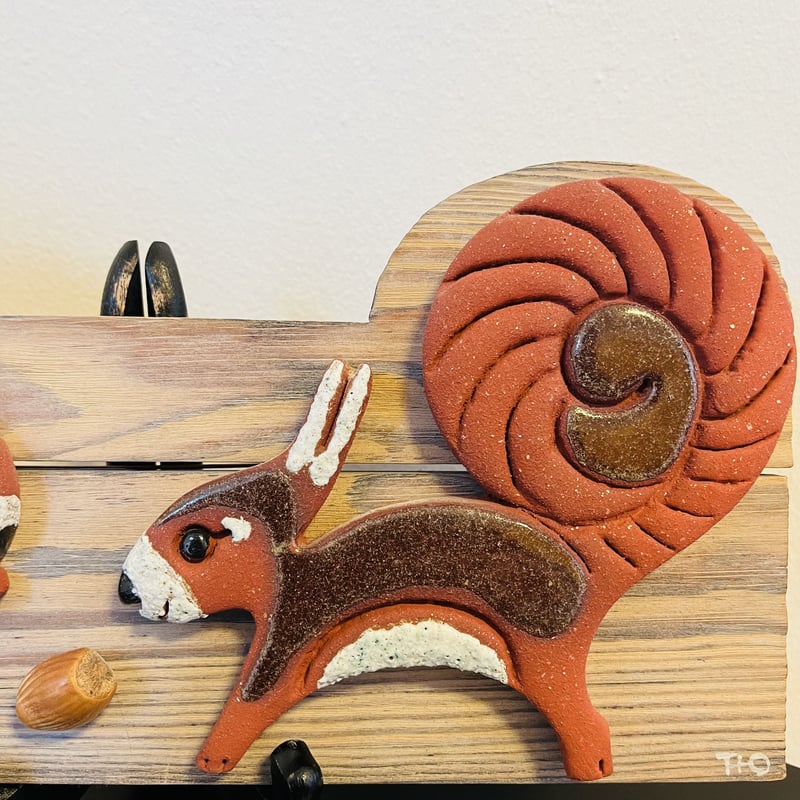 Nittsjö 》 リスの陶板【Thomas Hellstorm】 | sugallery