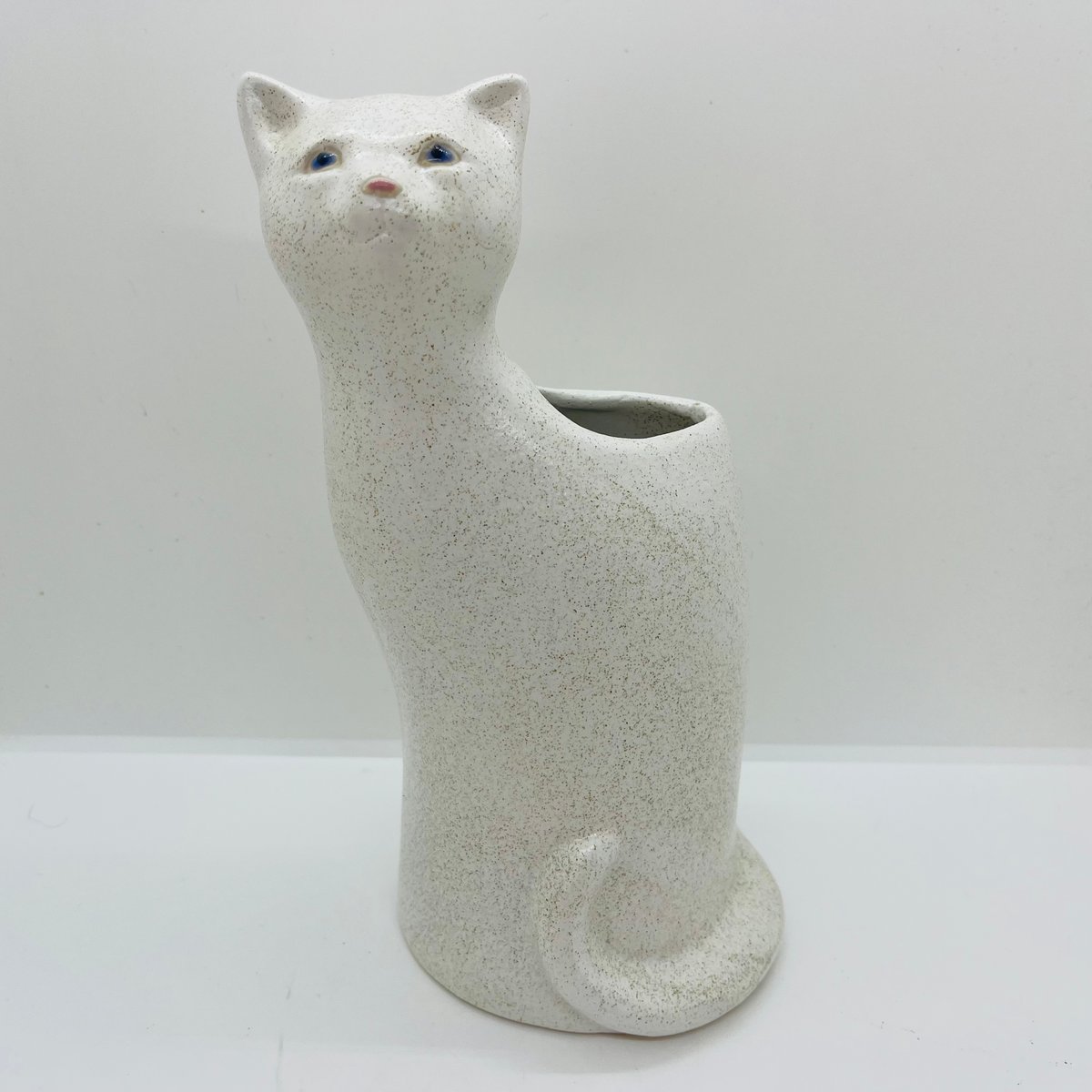 猫と花 フラワーベース Minou-ettes by C. Pradalie Vallis Keramik 》 白猫のフラワーベース | sugallery