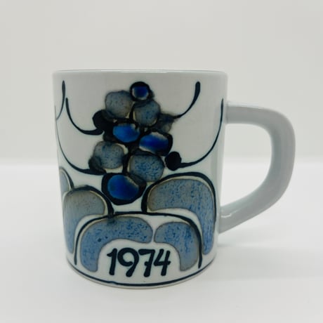 《Royal Copenhagen》  イヤーマグ Sサイズ　1974年