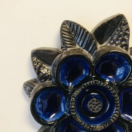 【Irma Yourstone/ イルマ・ユアストン】ネイビーのお花の陶板《Upsala　Ekeby》