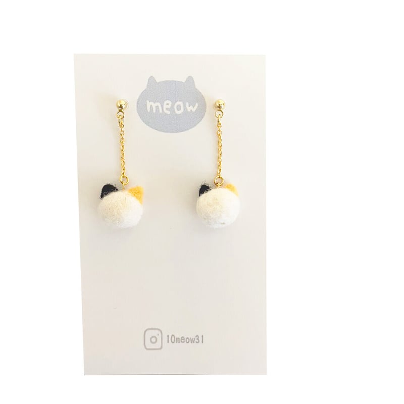 ハンドメイド,アクセサリー(三毛猫/ピアス)】コロンと可愛い羊毛から 