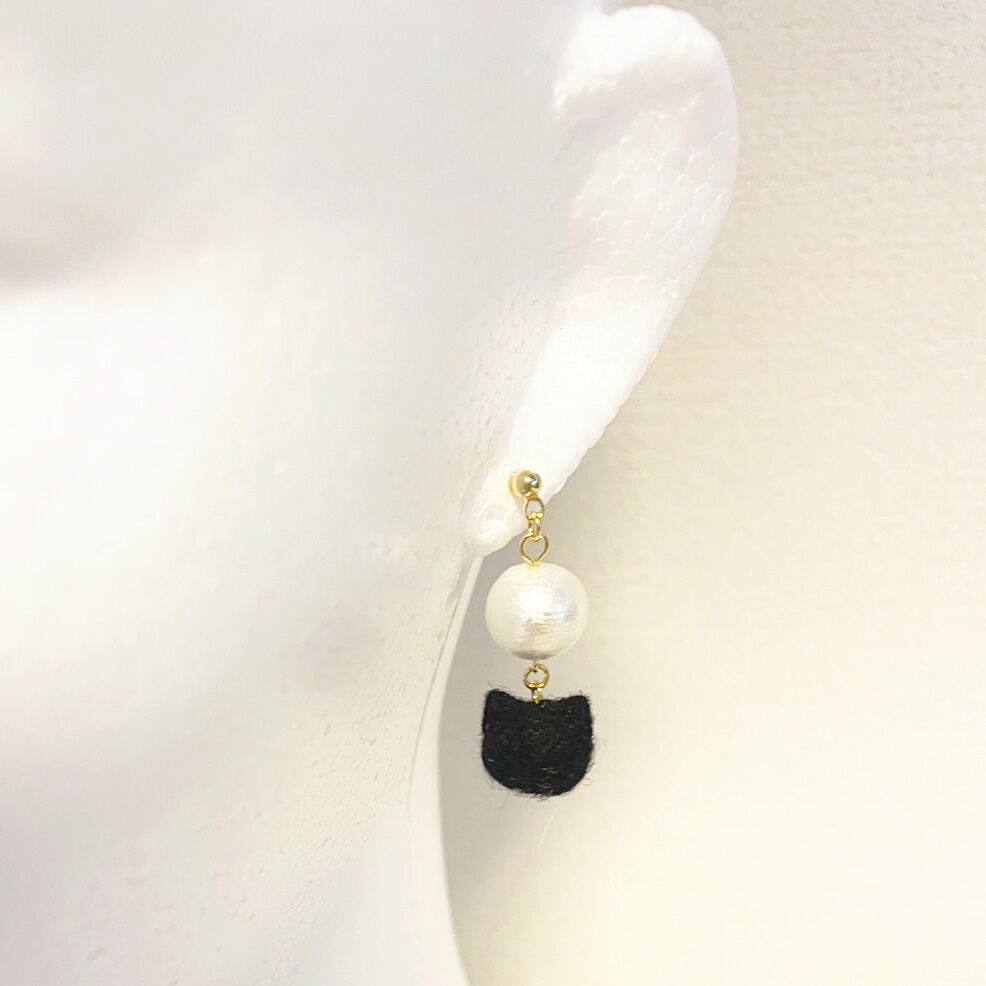 ハンドメイド,アクセサリー(黒猫パール/ピアス)】コロンと可愛い羊毛 