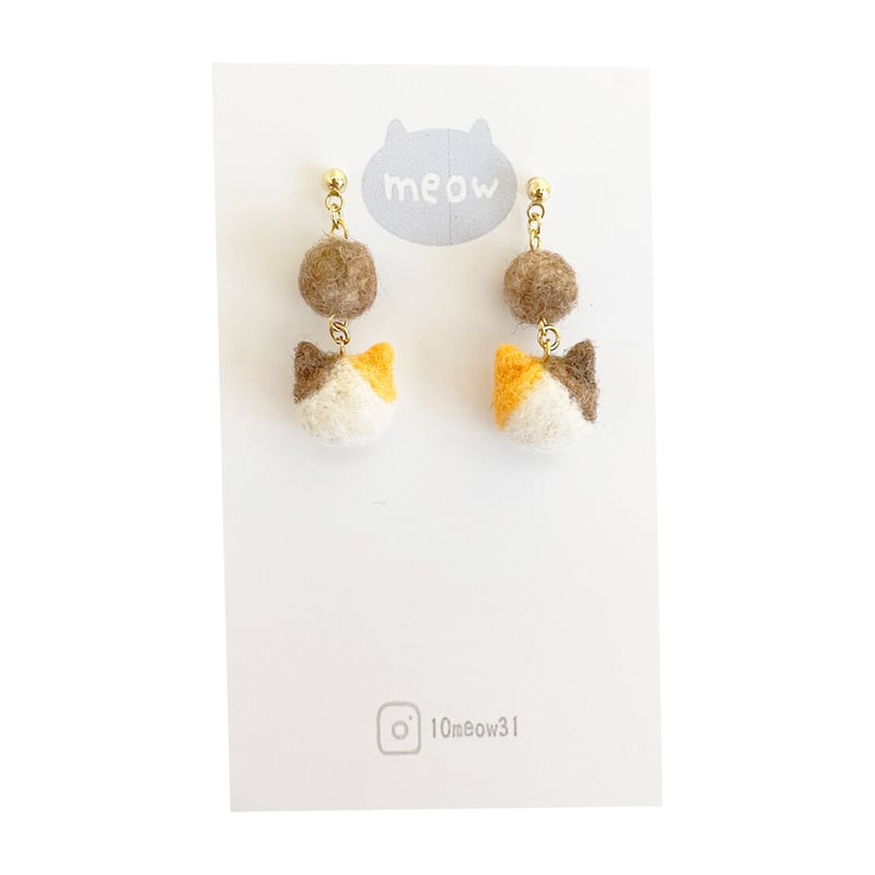 ハンドメイド,アクセサリー(三毛猫,羊毛玉/ピアス)】コロンと可愛い 