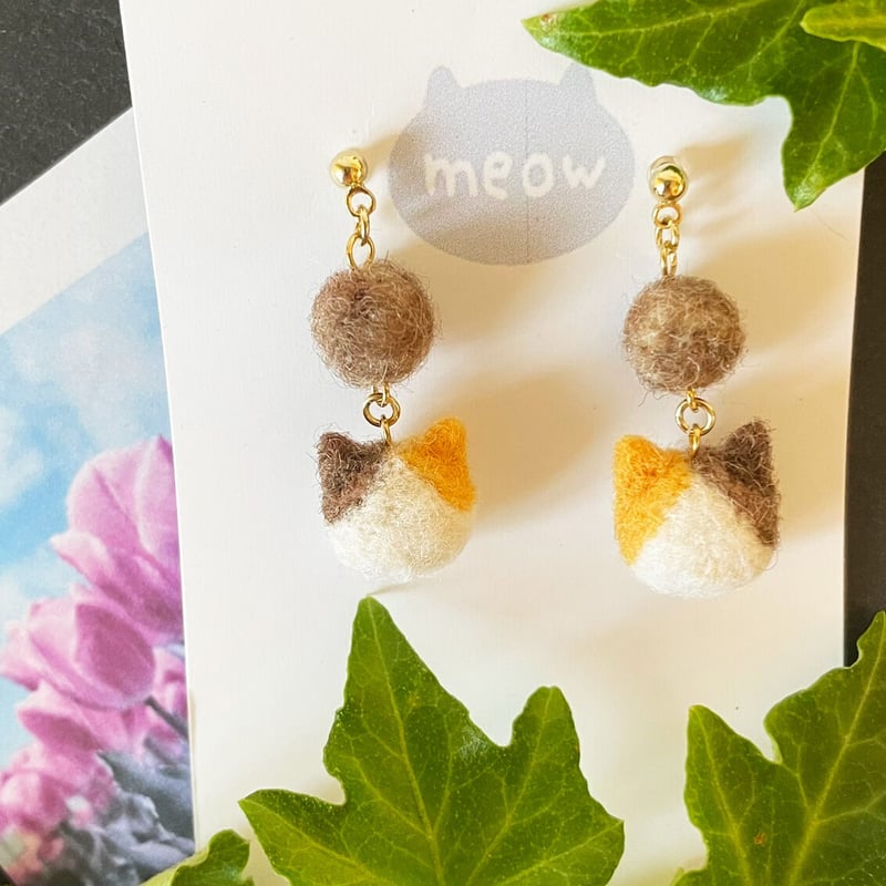 ハンドメイド,アクセサリー(三毛猫,羊毛玉/ピアス)】コロンと可愛い 