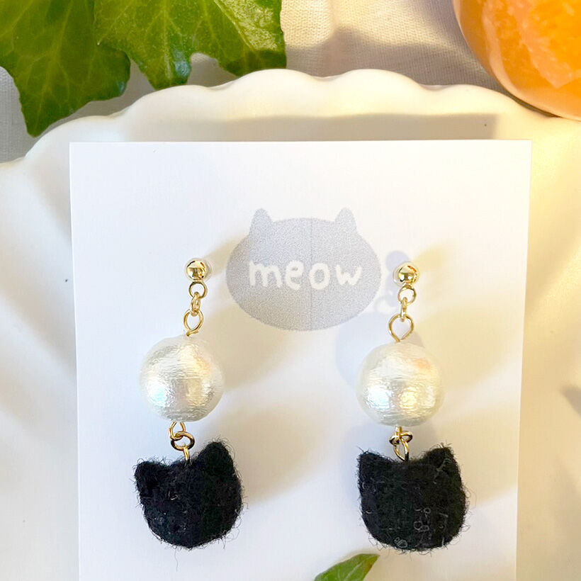 ハンドメイド,アクセサリー(黒猫パール/ピアス)】コロンと可愛い羊毛 