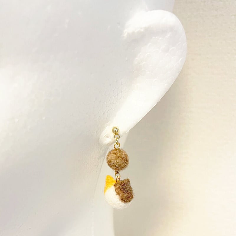 ハンドメイド,アクセサリー(三毛猫,羊毛玉/ピアス)】コロンと可愛い 