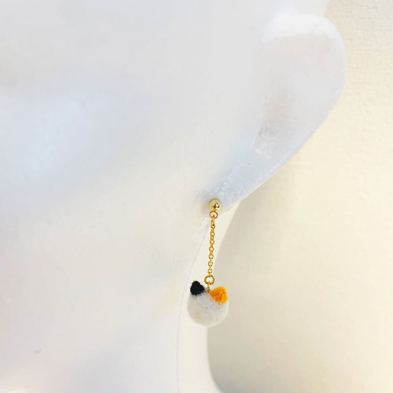 ハンドメイド,アクセサリー(三毛猫/ピアス)】コロンと可愛い羊毛から 