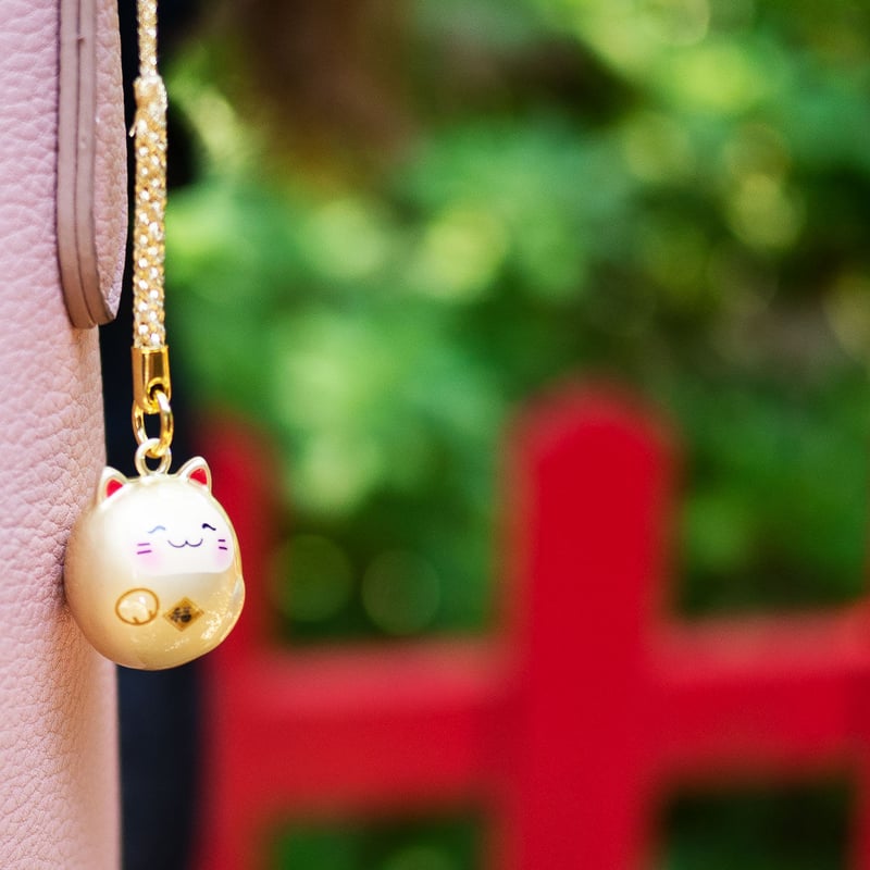 【激レア】 Shinzi Kato 陶器大きな鈴を持つ招き猫2体（美品） 激レア】 Shinzi Kato 陶器大きな鈴を持つ招き猫2体（美品