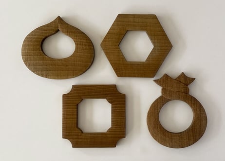 【Saya_shun さま専用】オーダー飾り棚 + 丸い鍋敷き サイズが変えられる 木の鍋敷き | shesay(志成販売)｜インテリア