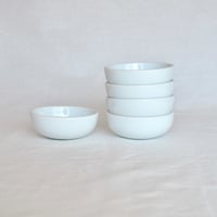 古くて白いきれいな器／white and round small bowl