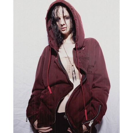 GOLDIE / DISTRESSED GC CURVED ZIP HOODIE / RED