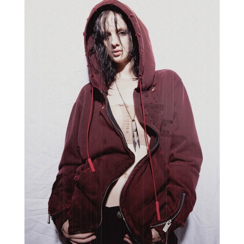 GOLDIE / DISTRESSED GC CURVED ZIP HOODIE / RED
