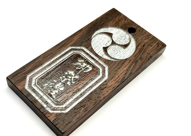 〇片面彫り【枠外代紋入り】☆縞黒檀札☆シルバー☆家紋入り☆片面名